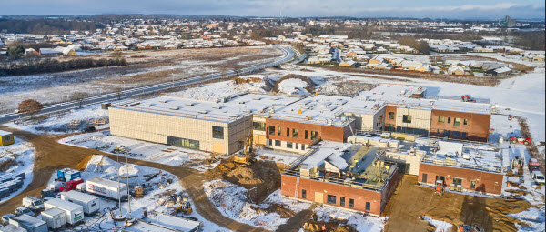 Dronefoto af byggeriet med Hørning i baggrunden.